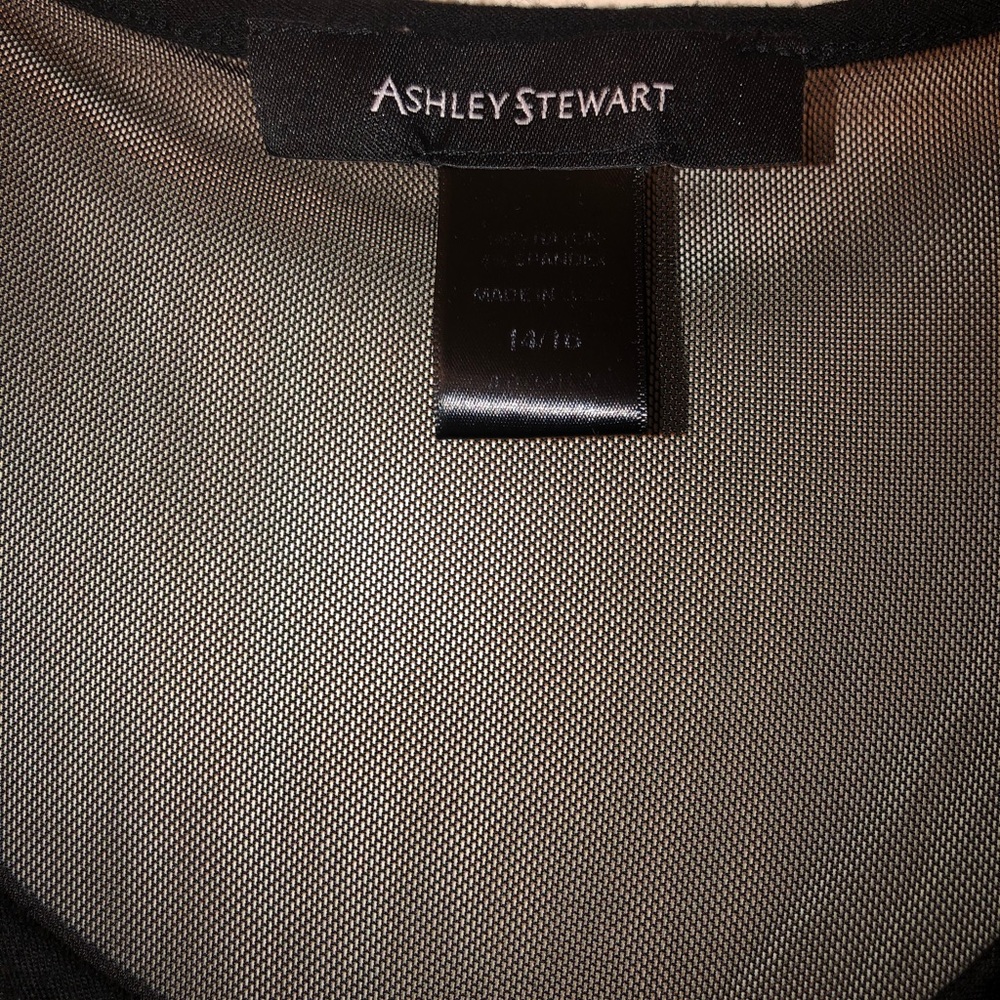 Tunic with mesh detail - Picture 4 of 5